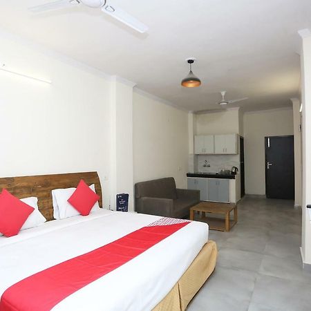 Oyo 28670 Hotel Dev Palace グルガウン エクステリア 写真