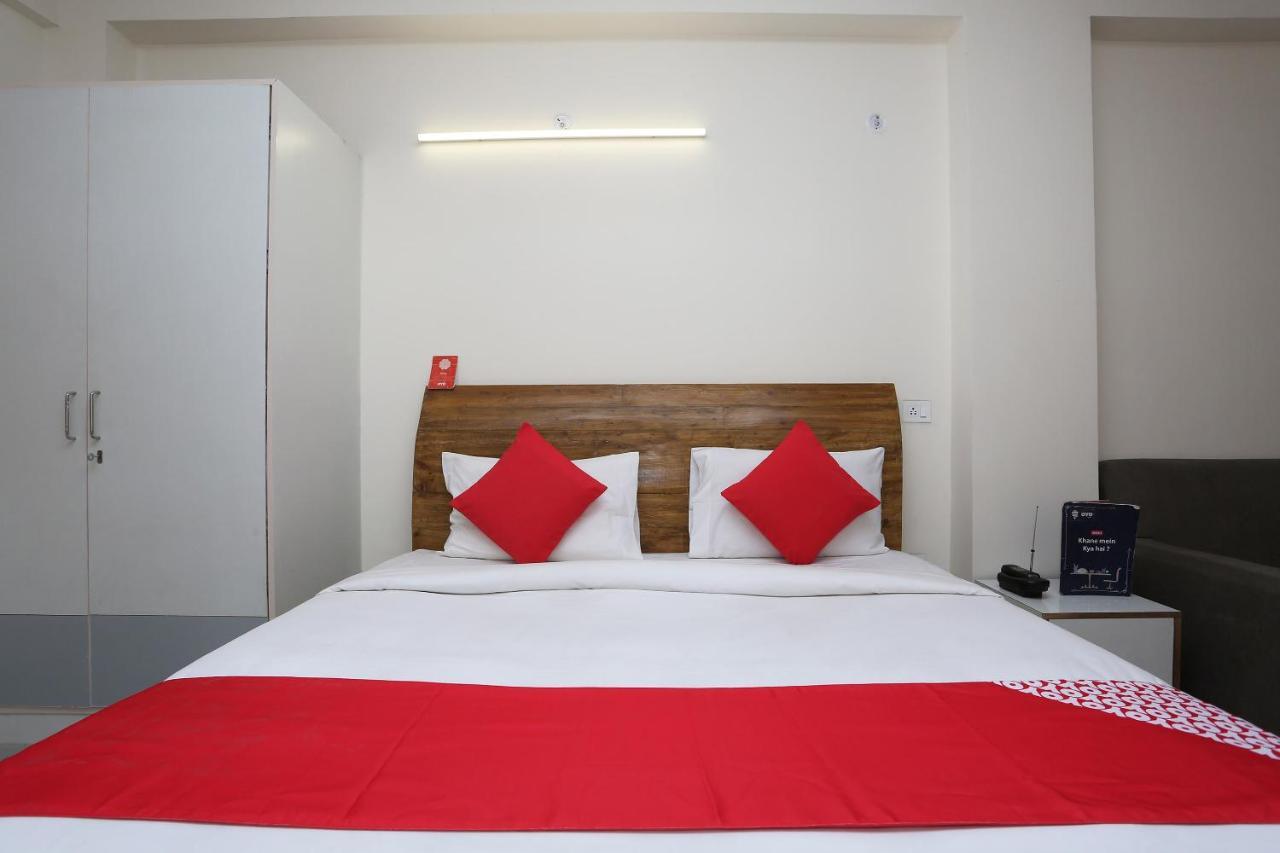 Oyo 28670 Hotel Dev Palace グルガウン エクステリア 写真