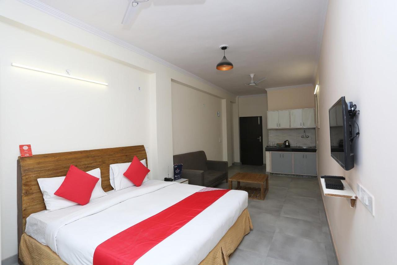 Oyo 28670 Hotel Dev Palace グルガウン エクステリア 写真