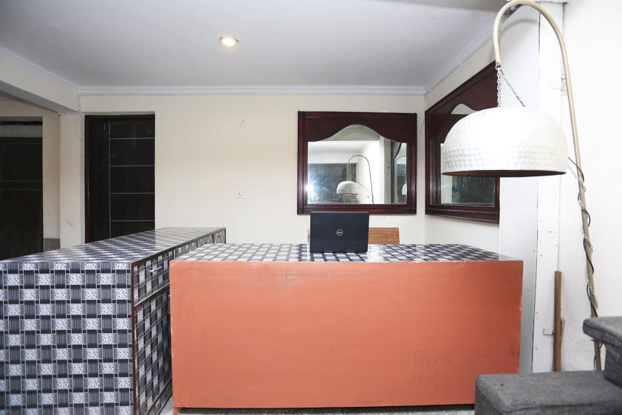 Oyo 28670 Hotel Dev Palace グルガウン エクステリア 写真