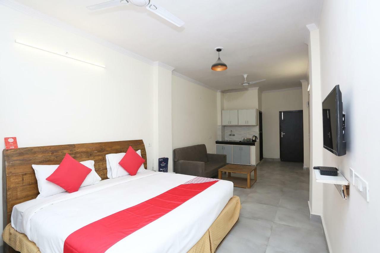 Oyo 28670 Hotel Dev Palace グルガウン エクステリア 写真
